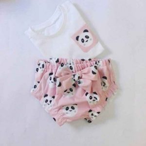 cubrepañal con lazo y camiseta